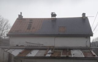 Pose d'ardoise artificielle sur toiture inclinée - Serenity Toiture